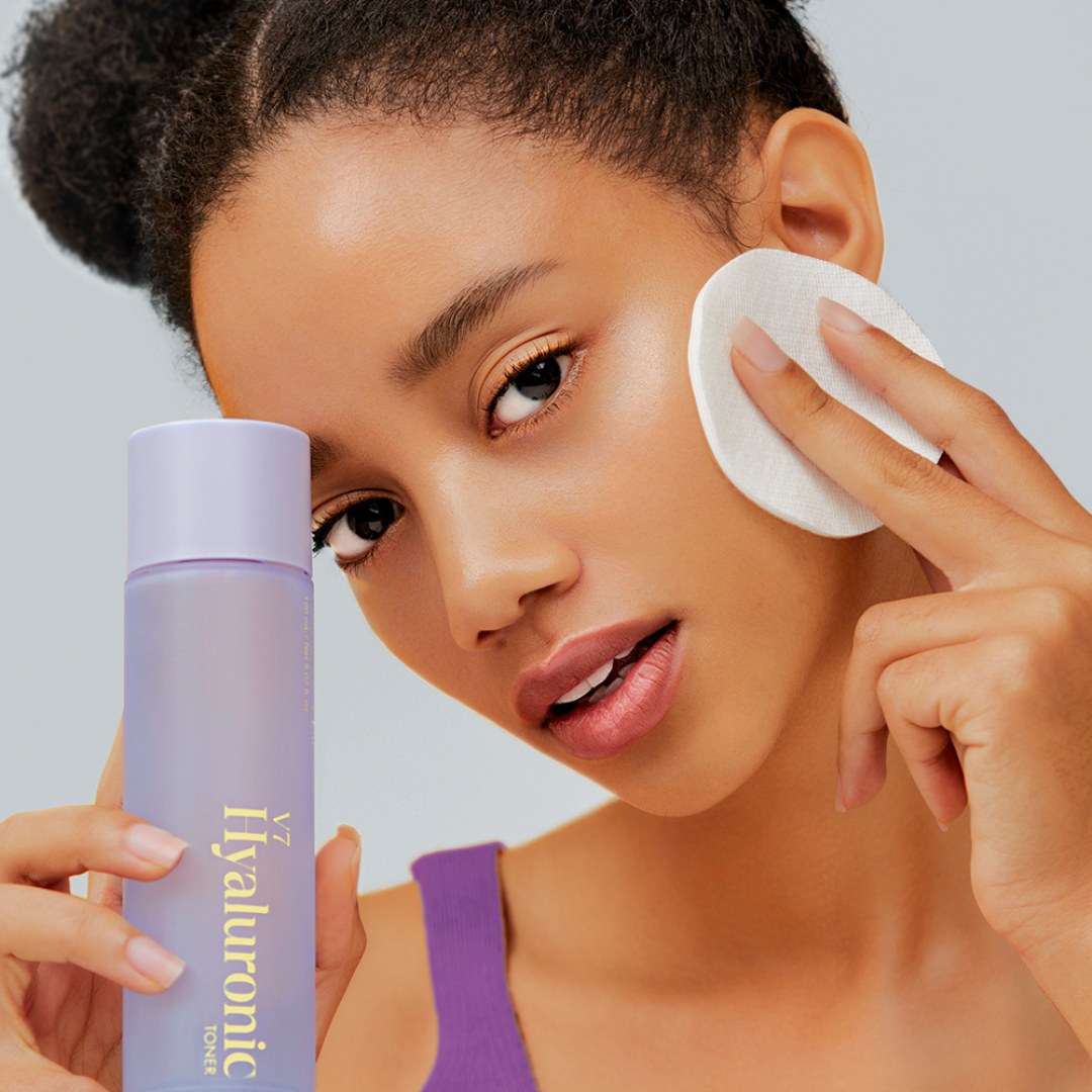 It'S SKIN V7 Hyaluronic Toner bottle and model