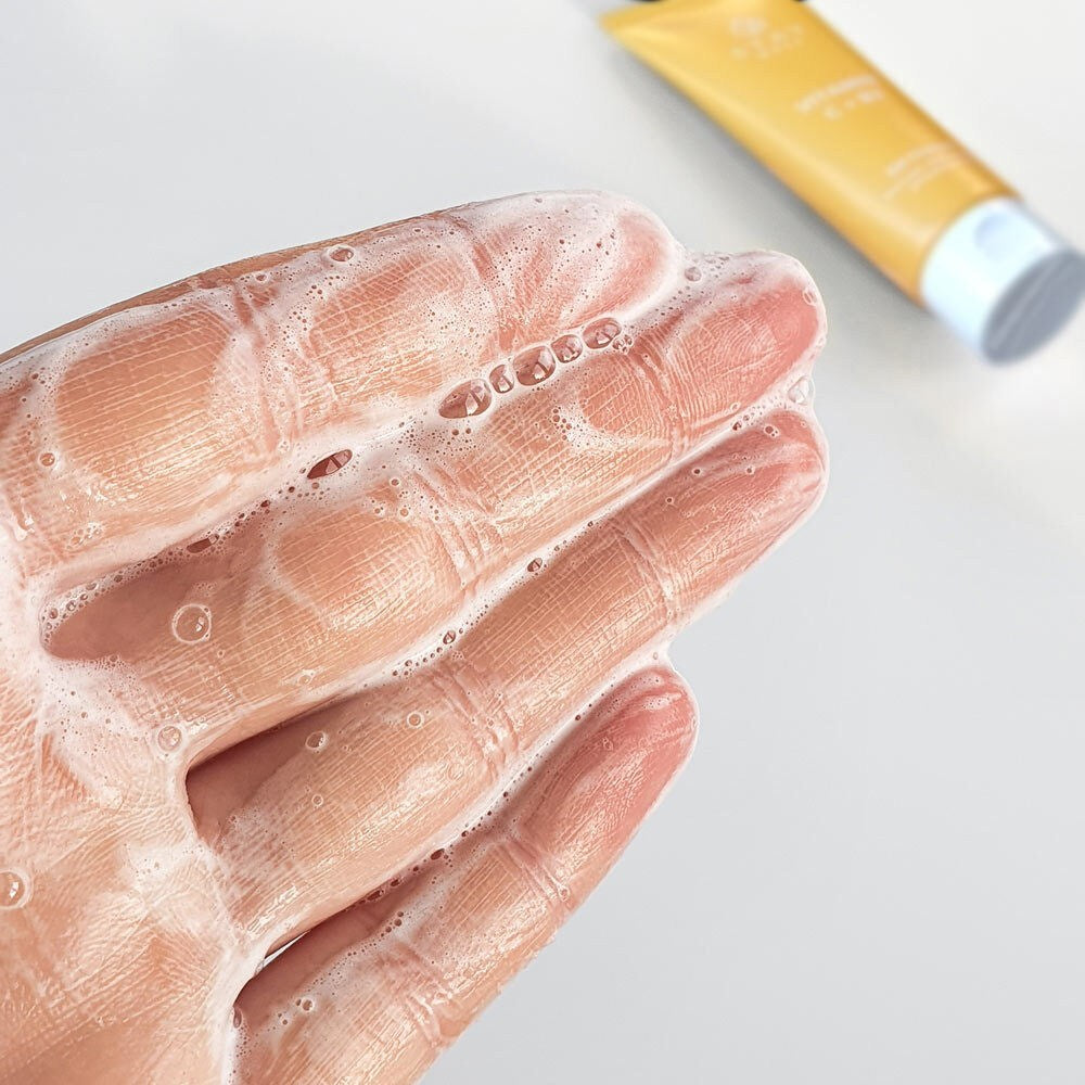 STAY WELL Vitamin C + B3 Cleanser 4745090047530 texture